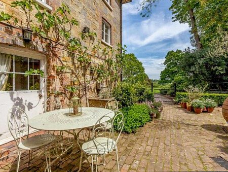 Colourful period round driveway-15