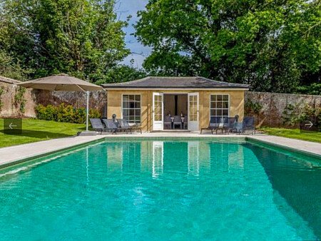 Colourful period round driveway-17