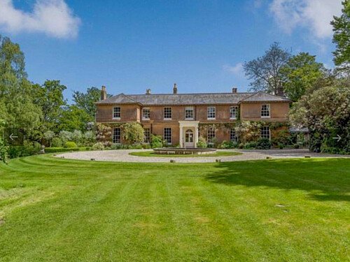 Colourful period round driveway-19