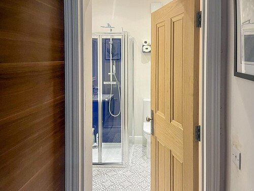 Circle Table - Filming Locations Locations Direct -31