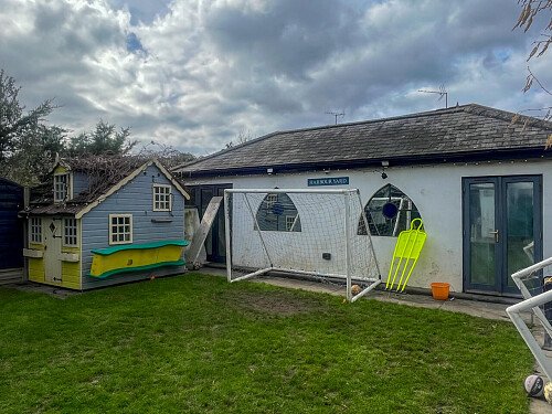 Circle Table - Filming Locations Locations Direct -33