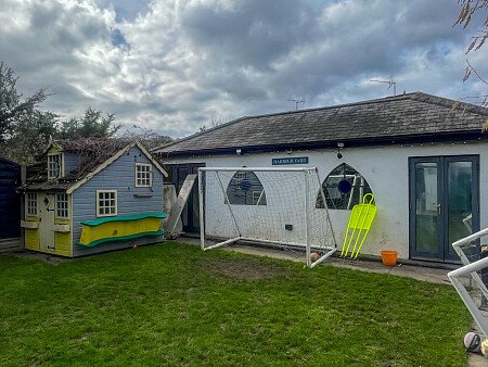 Circle Table - Filming Locations Locations Direct -33