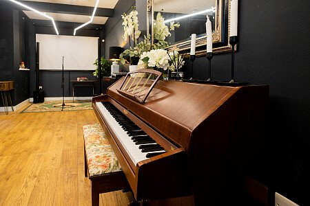 holly studio -  filming photoshoot location-12