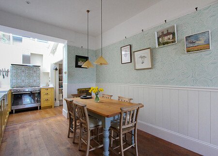 White Bathroom - Filming Locations Locations Direct -02