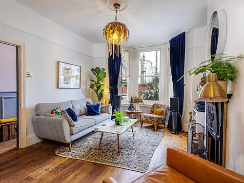 White Bathroom - Filming Locations Locations Direct -04