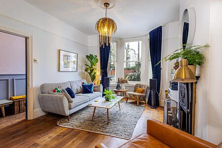 White Bathroom - Filming Locations Locations Direct -04