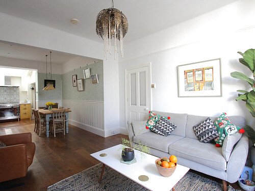 White Bathroom - Filming Locations Locations Direct -05