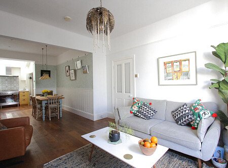 White Bathroom - Filming Locations Locations Direct -05