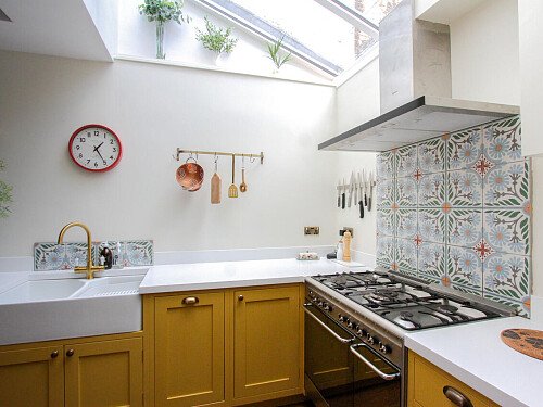 White Bathroom - Filming Locations Locations Direct -06