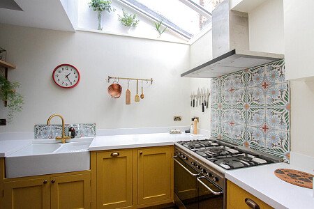 White Bathroom - Filming Locations Locations Direct -06