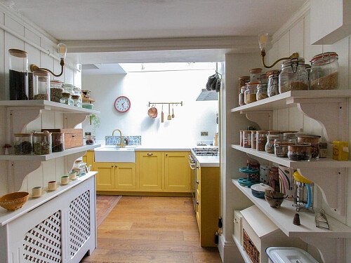 White Bathroom - Filming Locations Locations Direct -08