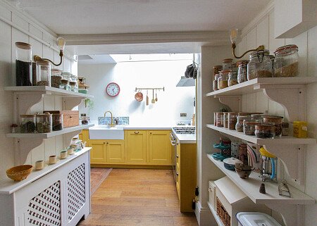 White Bathroom - Filming Locations Locations Direct -08