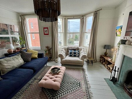 White Bathroom - Filming Locations Locations Direct -14