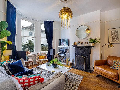 White Bathroom - Filming Locations Locations Direct -17