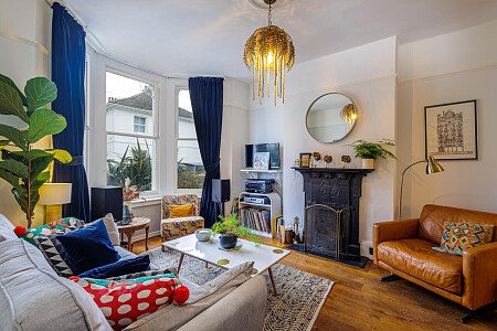 White Bathroom - Filming Locations Locations Direct -17