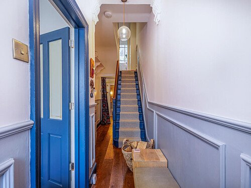 White Bathroom - Filming Locations Locations Direct -18