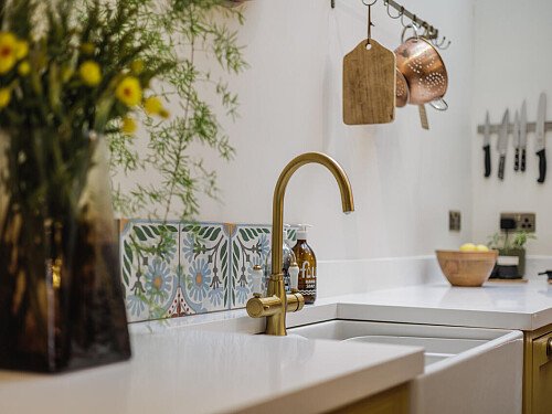 White Bathroom - Filming Locations Locations Direct -19