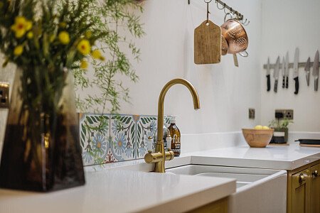 White Bathroom - Filming Locations Locations Direct -19