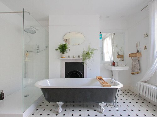 White Bathroom - Filming Locations Locations Direct -22