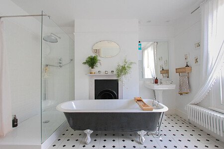 White Bathroom - Filming Locations Locations Direct -22