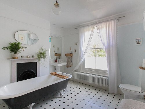 White Bathroom - Filming Locations Locations Direct -23