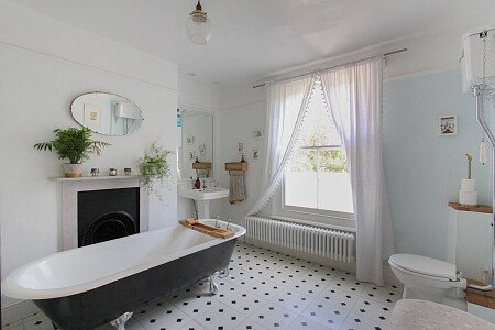 White Bathroom - Filming Locations Locations Direct -23