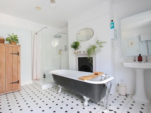 White Bathroom - Filming Locations Locations Direct -24