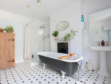 White Bathroom - Filming Locations Locations Direct -24