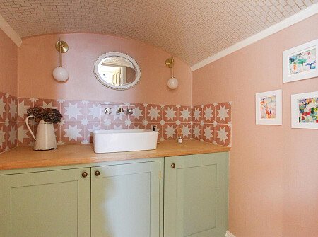 White Bathroom - Filming Locations Locations Direct -32