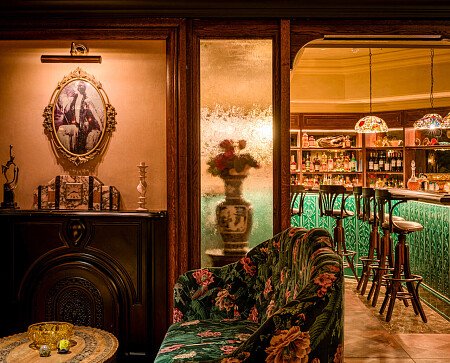 Moody bar dramatic wallpaper- London- filming photoshoot location-66