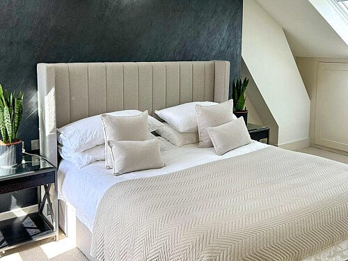 Spacious and modern house with moody colours London- filming photoshoot location-12