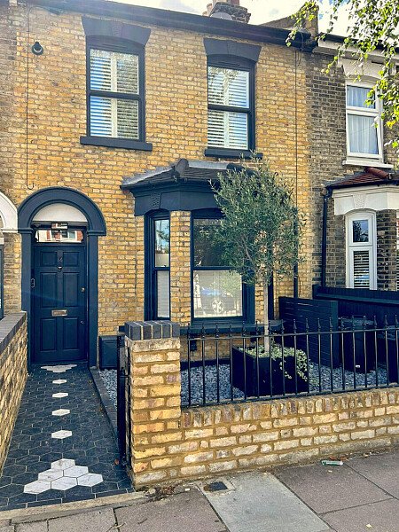 Spacious and modern house with moody colours London- filming photoshoot location-16