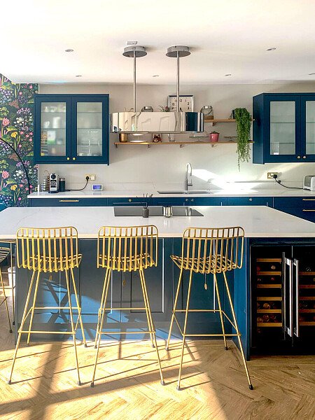 Vibrant blue theme- KT13- filming photoshoot location-06