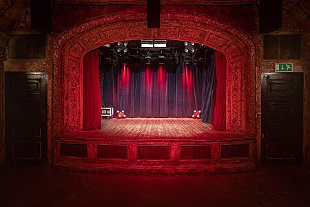 Curved ceiling theatre -London- filming photoshoot location-02