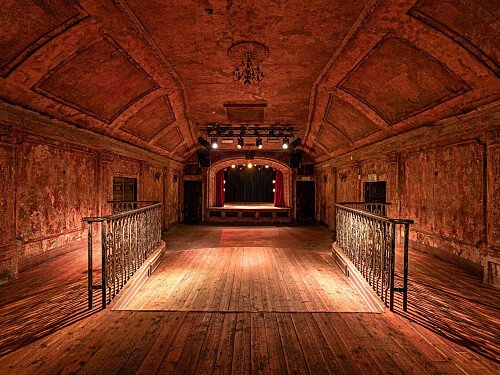 Curved ceiling theatre -London- filming photoshoot location-07