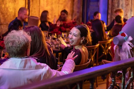 Curved ceiling theatre -London- filming photoshoot location-19