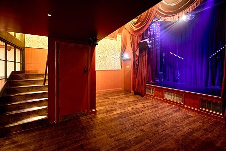 Cosy curved ceiling bar-London- filming photoshoot location-4