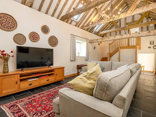 Exposed ceiling beams- GU32-  filming photoshoot location-01