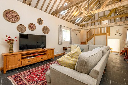 Exposed ceiling beams- GU32-  filming photoshoot location-01