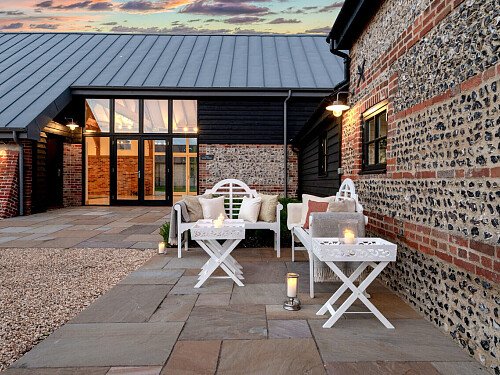 Exposed ceiling beams- GU32-  filming photoshoot location-04