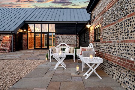 Exposed ceiling beams- GU32-  filming photoshoot location-04