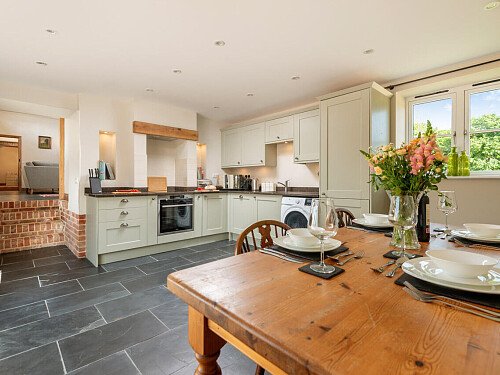 Exposed ceiling beams- GU32-  filming photoshoot location-06