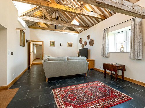 Exposed ceiling beams- GU32-  filming photoshoot location-10