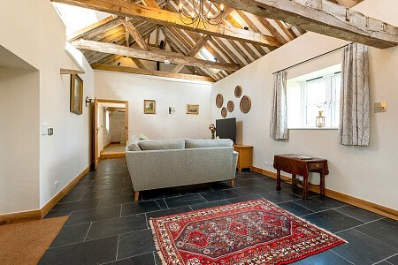 Exposed ceiling beams- GU32-  filming photoshoot location-10