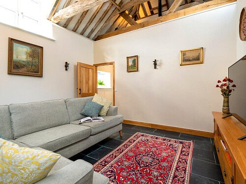 Exposed ceiling beams- GU32-  filming photoshoot location-11