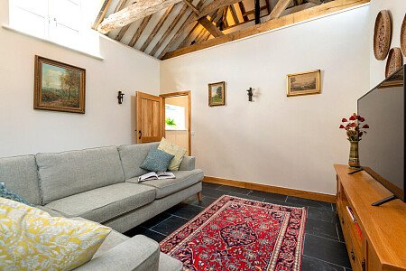 Exposed ceiling beams- GU32-  filming photoshoot location-11