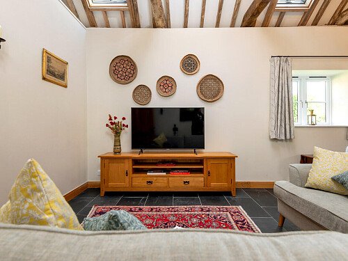 Exposed ceiling beams- GU32-  filming photoshoot location-12