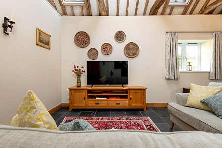 Exposed ceiling beams- GU32-  filming photoshoot location-12