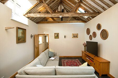 Exposed ceiling beams- GU32-  filming photoshoot location-13