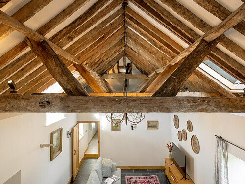 Exposed ceiling beams- GU32-  filming photoshoot location-15